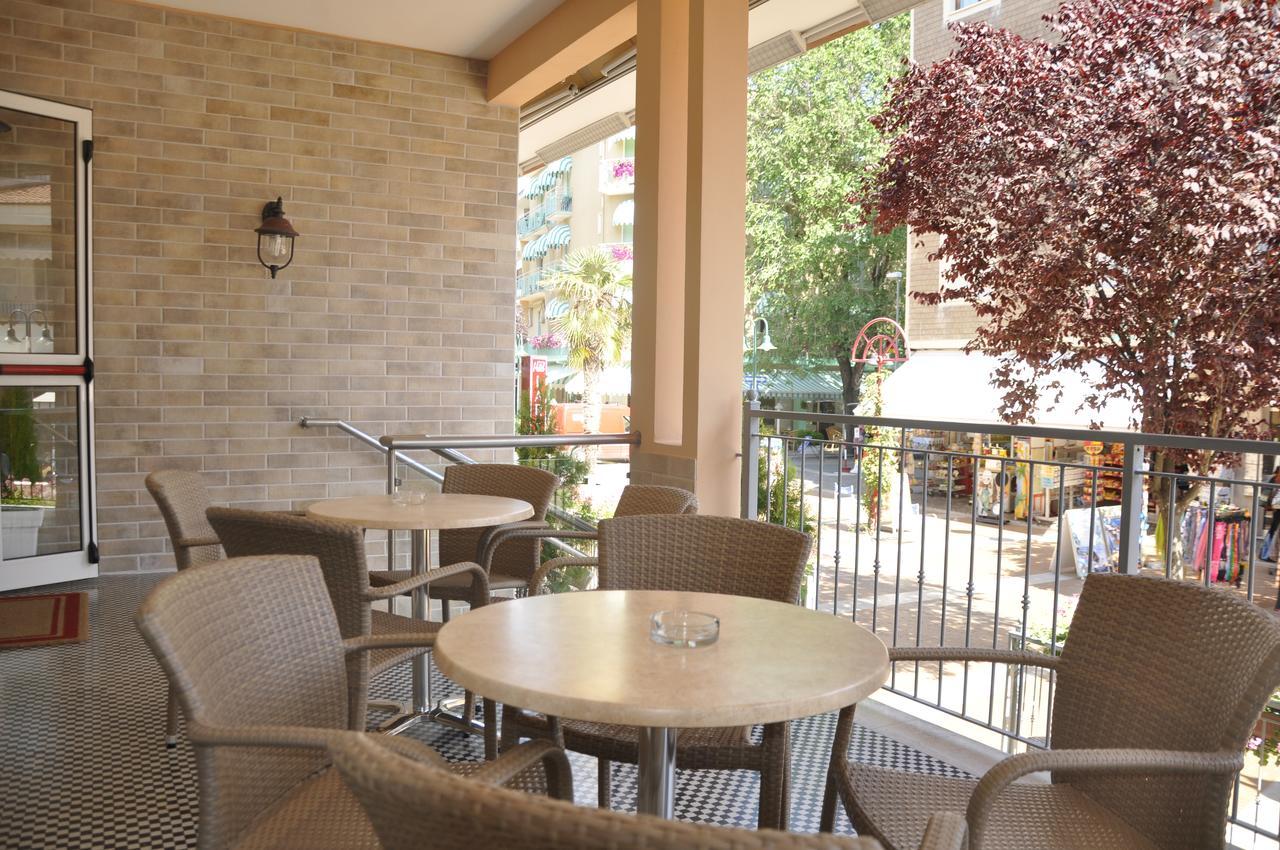 Albergo Larenzia Cattolica Exterior photo