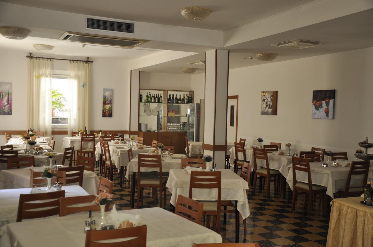 Albergo Larenzia Cattolica Exterior photo