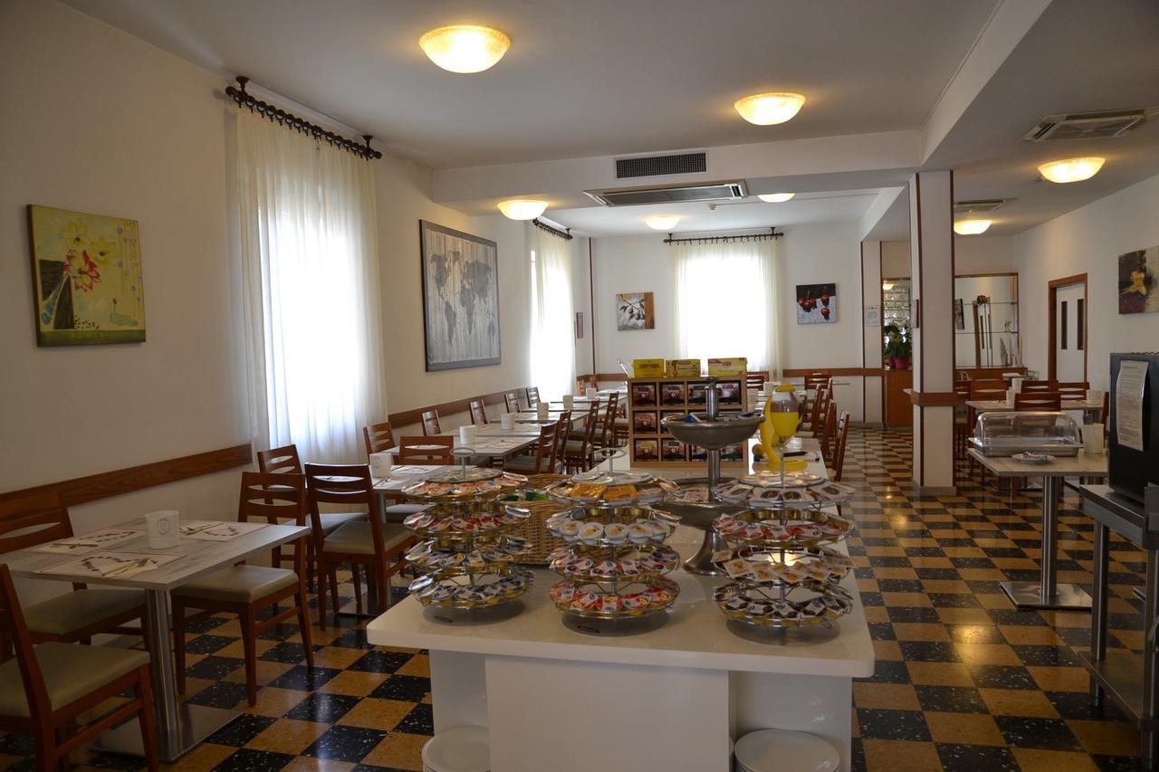 Albergo Larenzia Cattolica Exterior photo