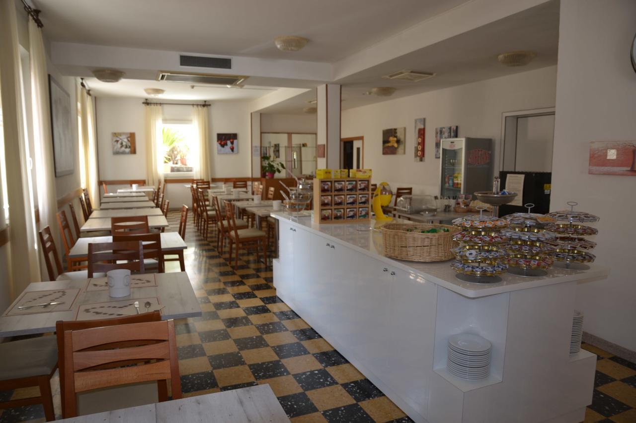 Albergo Larenzia Cattolica Exterior photo