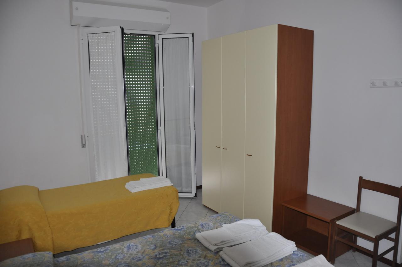 Albergo Larenzia Cattolica Exterior photo